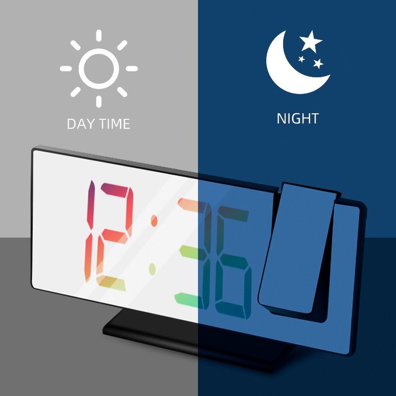 digitalni sat sa projekcijom prikaz dnevnog i nocnog rezima osvetljenja