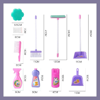 Prikaz dimenzija pojedinih delova seta za ciscenje, ukljucujuci metlu, cetku, lopaticu, kolicima, idealno za decu.