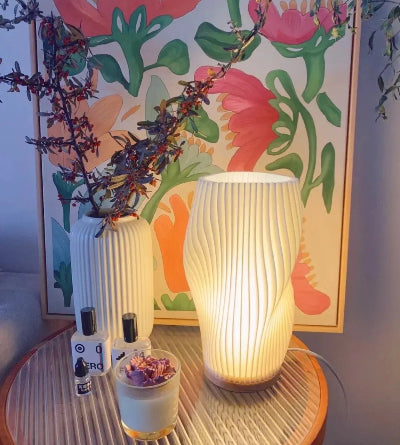 dekorativna dizajnerska stona lampa u spavacoj sobi sa motivom cveca moderni detalji za enterijer