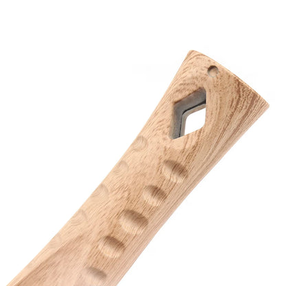 Detaljan prikaz drvene drske sa ergonomskim udubljenjima i rupom za kacenje