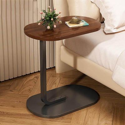 Elegantan drveni C oblik sto sa cvećem i knjigom. Savrsen za opustanje i lako dostupan pored sedišta.