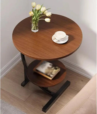 Harmonican pomocni sto u svetlom okruzenju. Drveni sto sa policom, savrsen za domaci ambijent.