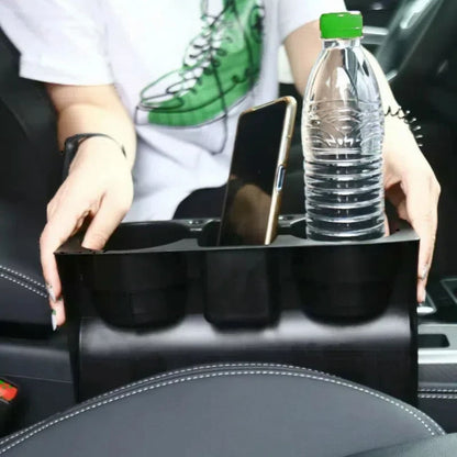 Drzac za case i telefon u autu sa flasom vode i mobilnim telefonom