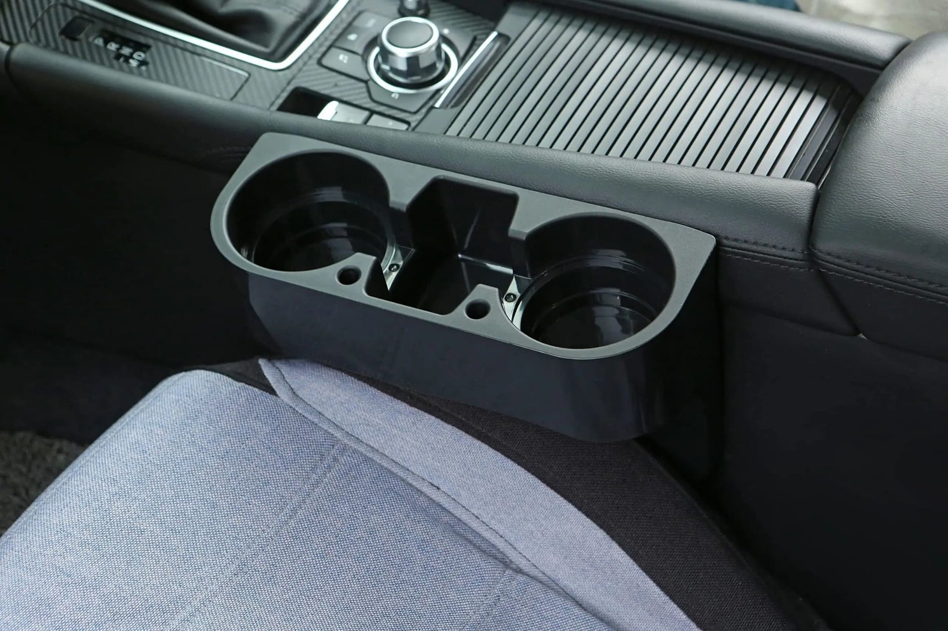 Drzac za case u autu postavljen pored srednje konzole