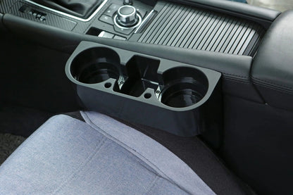 Drzac za case u autu postavljen pored srednje konzole