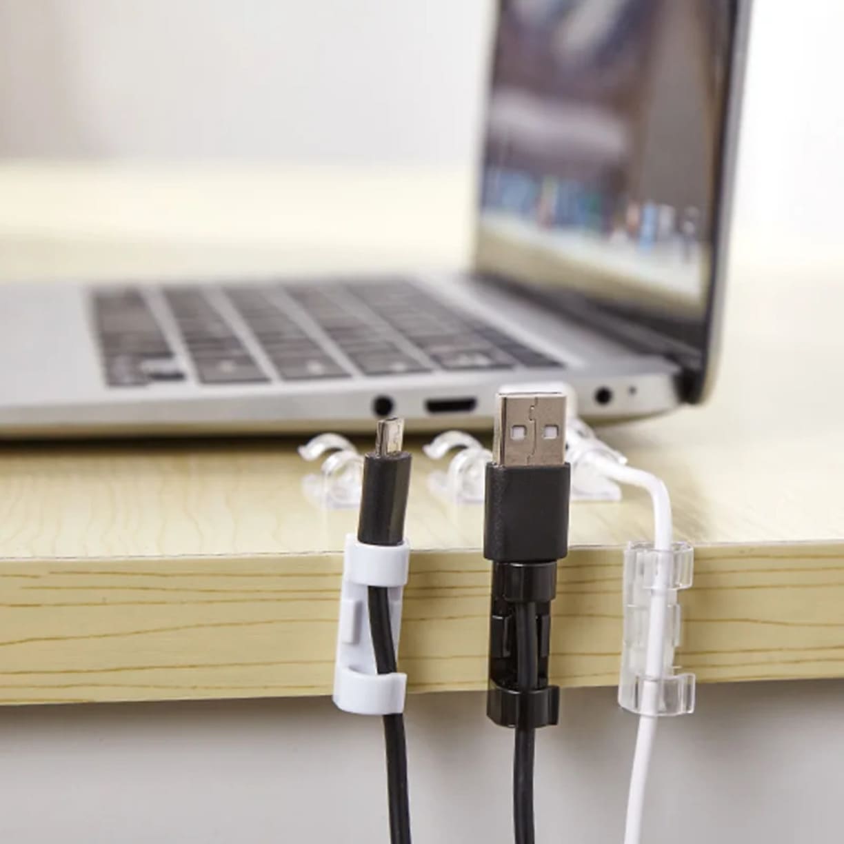 Držači za kablove pored laptop računara