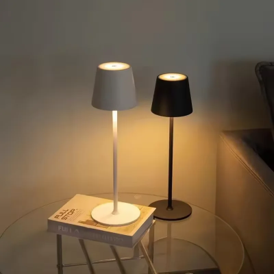 Crna i bela stona lampa na staklenom stolu moderne i minimalisticke lampe za dnevnu sobu ili radni prostor prenosive baterijske lampe