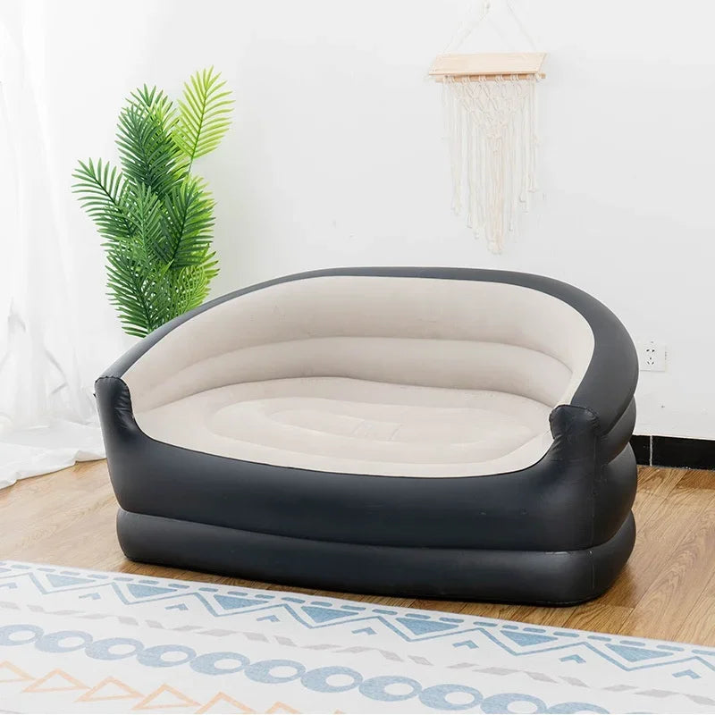 Prazna crno siva dvosed sofa na naduvavanje u svetloj prostoriji