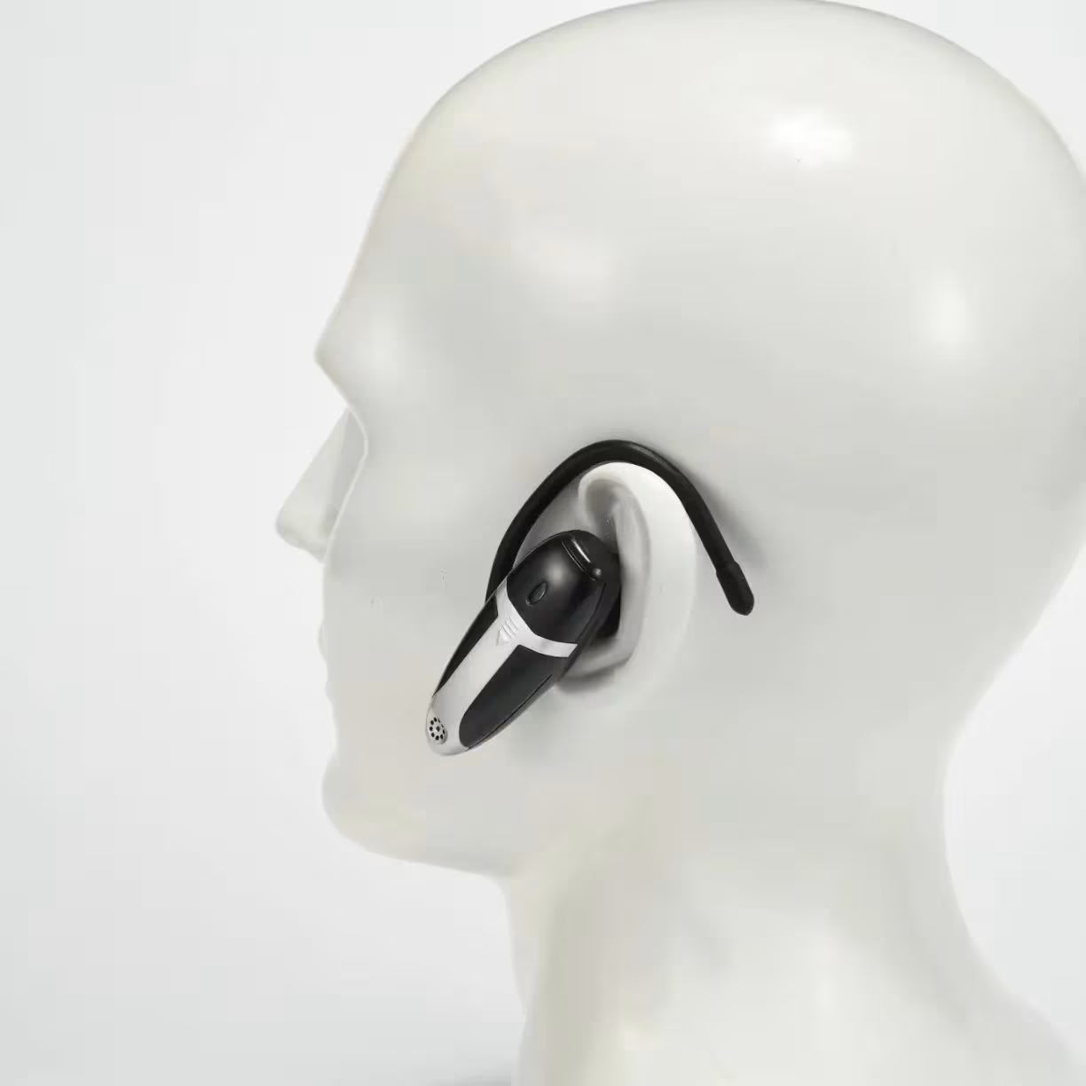Ear Zoom pojačivač zvuka postavljen na uvo bele lutke