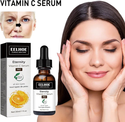 Prikaz žene koja nežno dodiruje svoje lice zatvorenih očiju, što sugeriše opuštanje i negu kože. Levo od nje su pakovanje i bočica Eelhoe Eternity Vitamin C Seruma PRO. U gornjem levom uglu je umetnuta slika koja prikazuje lice žene pre i posle upotrebe seruma, sa vidljivim smanjenjem znakova starenja. Tekst na vrhu slike glasi "VITAMIN C SERUM".