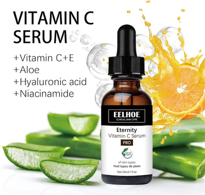 Prikaz bočice Eelhoe Eternity Vitamin C Seruma PRO okružene ključnim sastojcima. Levo od bočice nalazi se lista: "VITAMIN C SERUM", "+Vitamin C+E", "+Aloe", "+Hyaluronic acid", "+Niacinamide". Iza bočice je prskanje narandže i isečeni listovi aloje. Bočica je braon staklena sa crnom pipetom i etiketom sa natpisima "EELHOE CLINICAL SKIN CARE", "Eternity Vitamin C Serum PRO", "all skin types tout types de peau" i neto zapreminom "Net: 30ml/1 fl.oz".