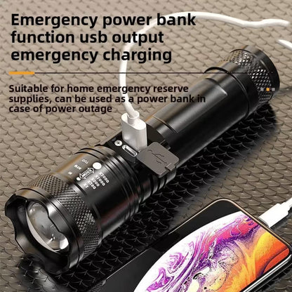 Crna takticka lampa polozena na reljefnu povrsinu dok napaja pametni telefon preko prikljucenog belog usb kabla