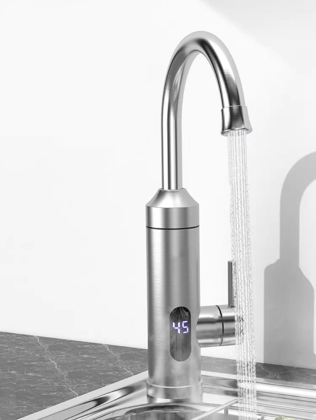 Elektricna inox slavina sa grejacem iznad sudopere