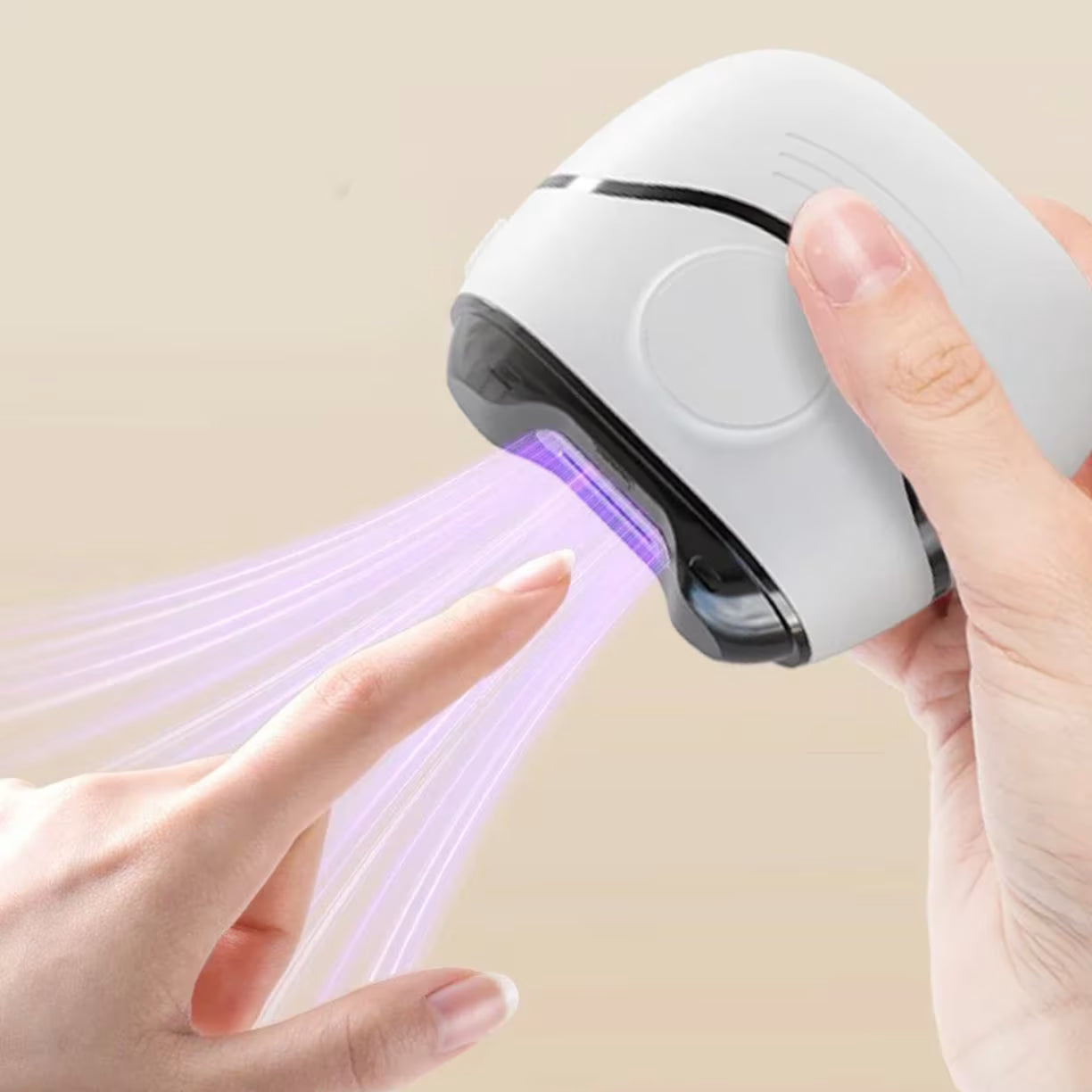 Prikaz upotrebe električne turpije za nokte sa integrisanim LED svetlom