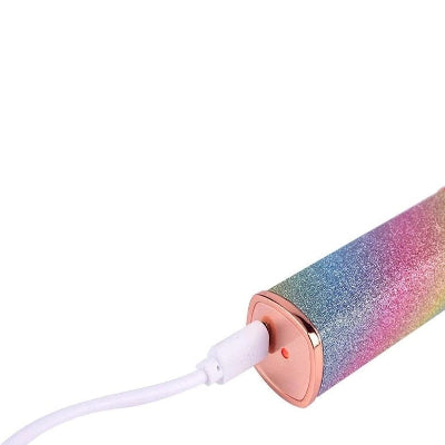 Zenski epilator sa USB kablom za punjenje, prikazuje se deo za punjenje, na dnu epilatora. Praktican i prenosiv.