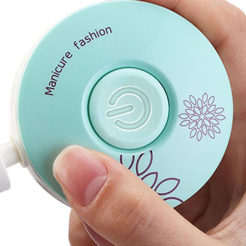 Elektricni aparat za pedikir i manikir sa dugmetom za ukljucivanje u ruci