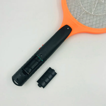 Elektricni reket protiv komaraca sa otvorenim odeljkom za baterije