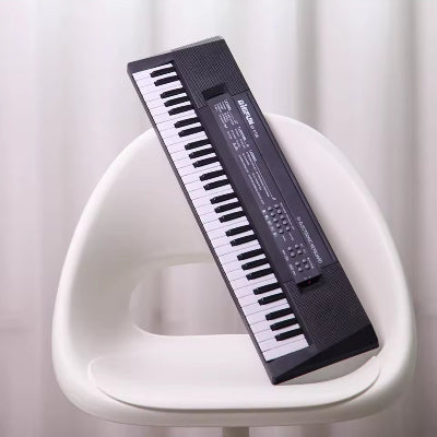 Elektronska klavijatura sa 61 tasterom, uspravno. Idealna za ucenje muzike i kreativno sviranje.