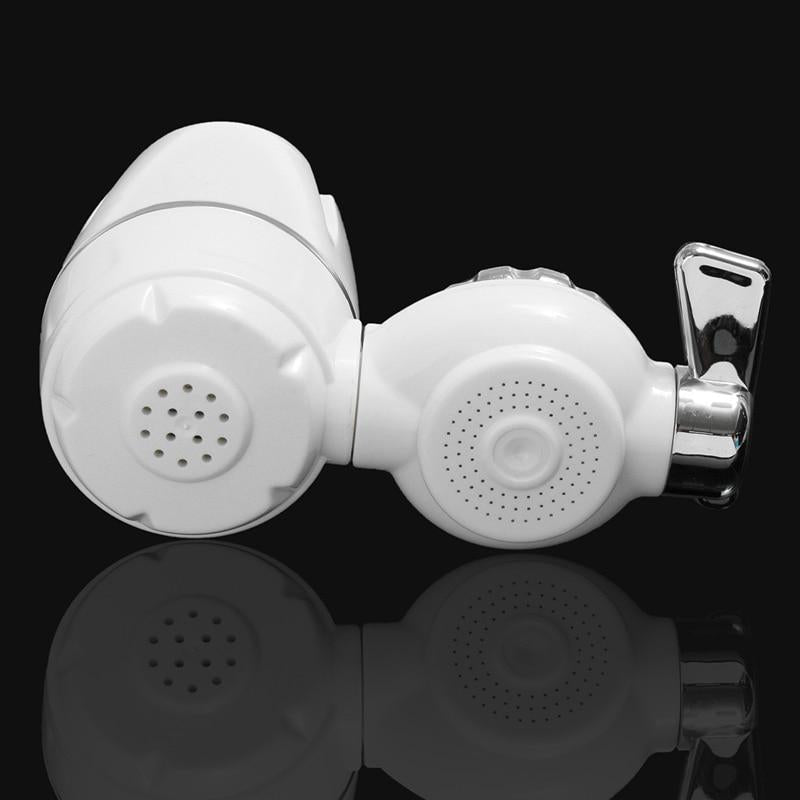 Bela slavina sa ugrađenim filterom za prečišćavanje vode, donji pogled koji prikazuje otvore za filtriranu vodu i mlaznicu.