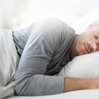 Muskarac mirno spava, prikazujuci efikasnost flastera za nos. Koriscenje flastera omogucuje opusten i neometan san.