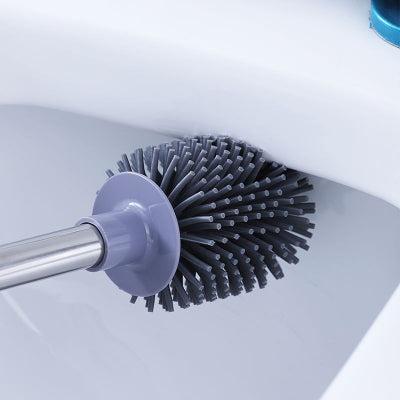 Prikaz fleksibilne glave silikonske cetke za WC. Lako dopire do tesko dostupnih mesta i detaljno cisti ivice solje.