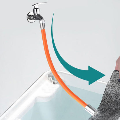 fleksibilni produzetak za slavinu koji usmerava mlaz vode u kadu bez prskanja