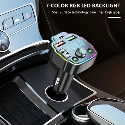 Bluetooth FM transmiter uključen u utičnicu za upaljač u autu sa višebojnim RGB LED osvetljenjem