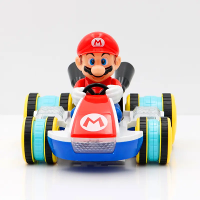 prednja strana igracke super mario kart sa karakteristicnom kapom i brkovima omiljenog junaka dece u svom trkackom vozilu