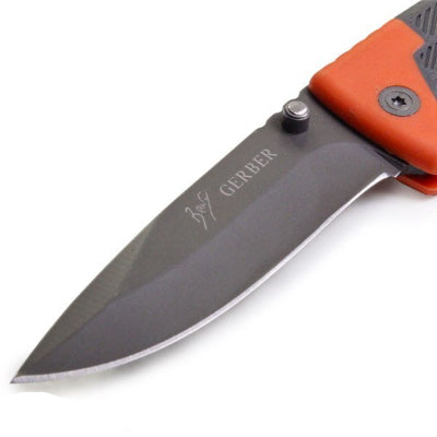 Detalj seciva na Gerber nozu, sa logotipom i potpisom Ber Grills. Napravljen od kvalitetnog nerdjajuceg celika.