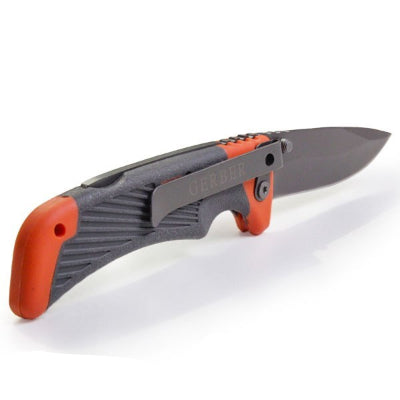  Gerber preklopni noz sa delomicno otvorenim secivom, prikazujuci mehanizam otvaranja. Pogodan za planinarenje i ribolov.