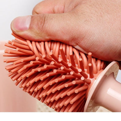 Krupni plan glave silikonske cetke. Materijal je otporan na prljavstinu i bakterije, lagano se ispira.