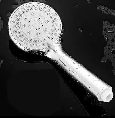 Detaljan prikaz glave rucnog tusa, moderne rupice za vodu.