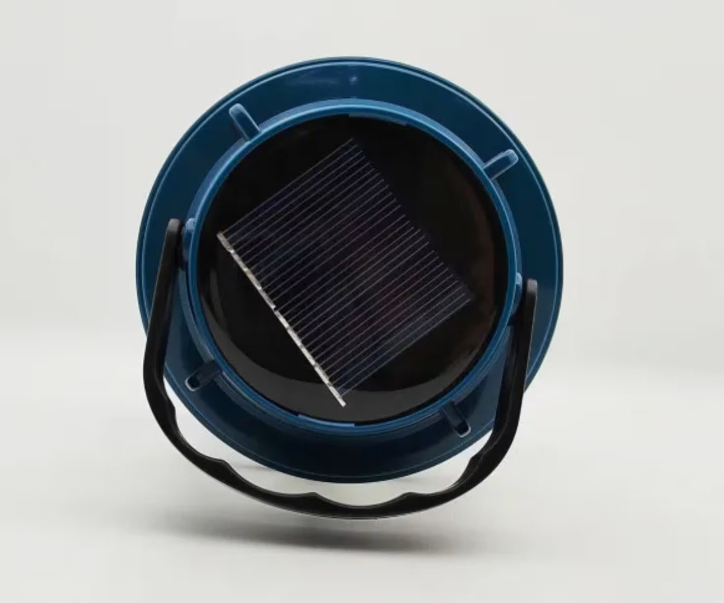 Prikaz odozgo plavog fenjera sa ugradjenim cetvrtastim solarnim panelom za punjenje i crnom rucicom za nosenje