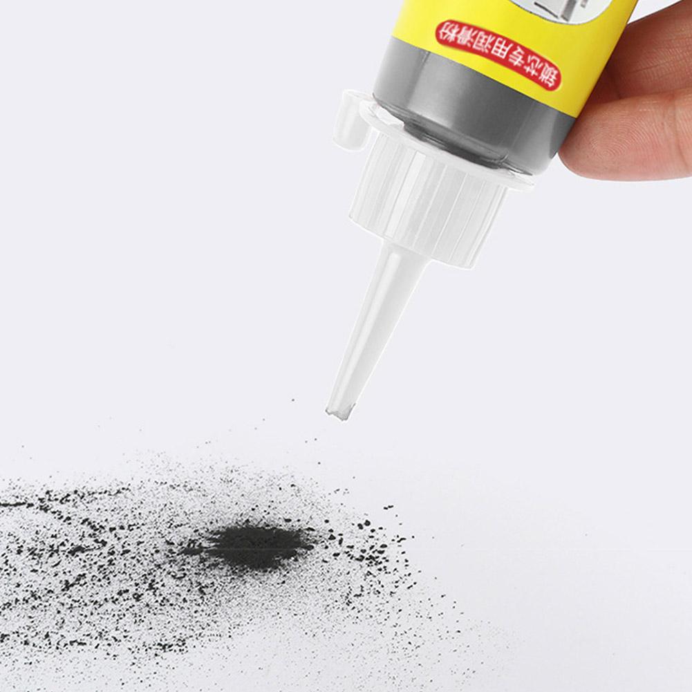 grafitni prah za podmazivanje brava istresen na beloj podlozi