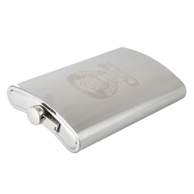 Detaljan prikaz inoks pljoske sa matiranom povrsinom i gravurom elegantan i izdrzljiv dizajn za omiljeno pice