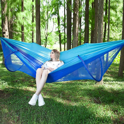 Lagani hamok za opustanje u prirodi, pogodan za dvoriste i putovanja, brzo postavljanje, idealno za uzivanje na otvorenom.