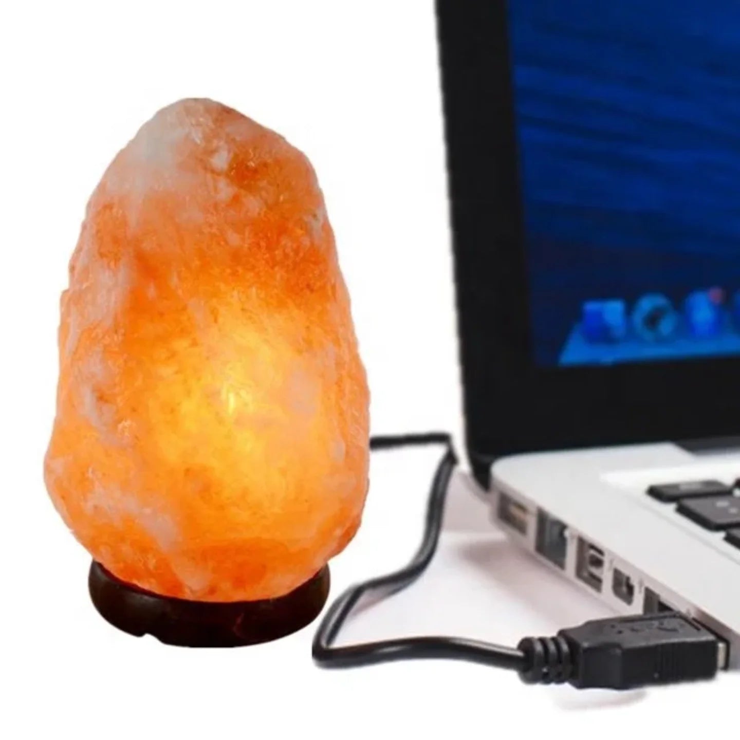 Himalajska slana lampa sa USB kablom pored laptopa