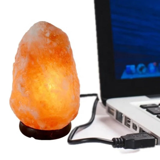 Himalajska slana lampa sa USB kablom pored laptopa