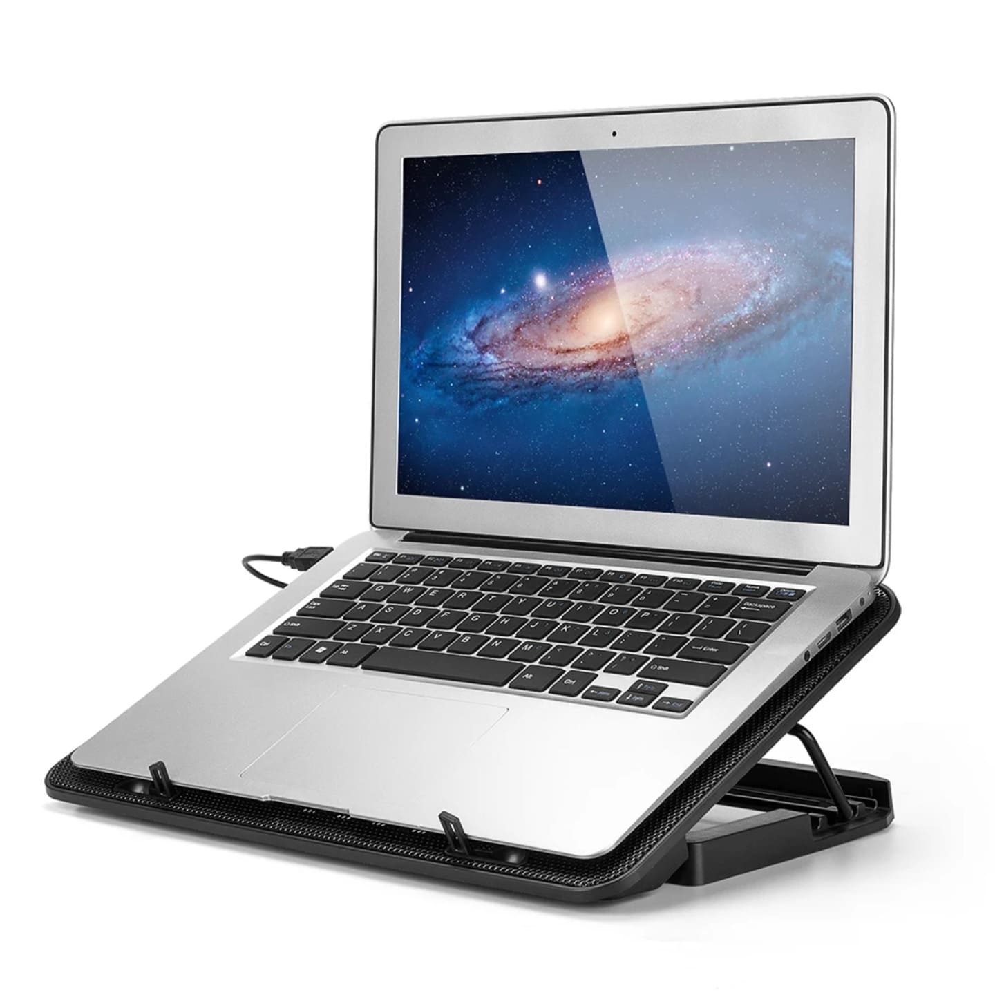 Hladnjak za laptop sa postavljenim racunarom