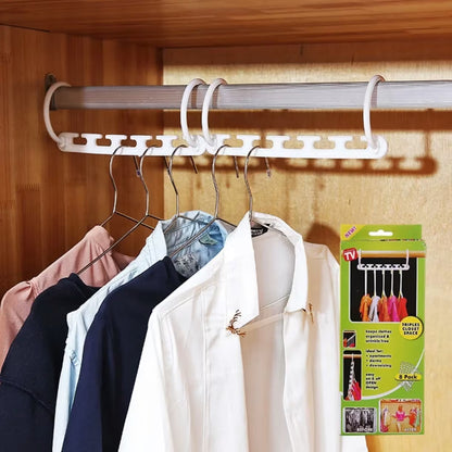 Beli organizator visi horizontalno na sipki ormara sa odecom i prikazanom ambalazom