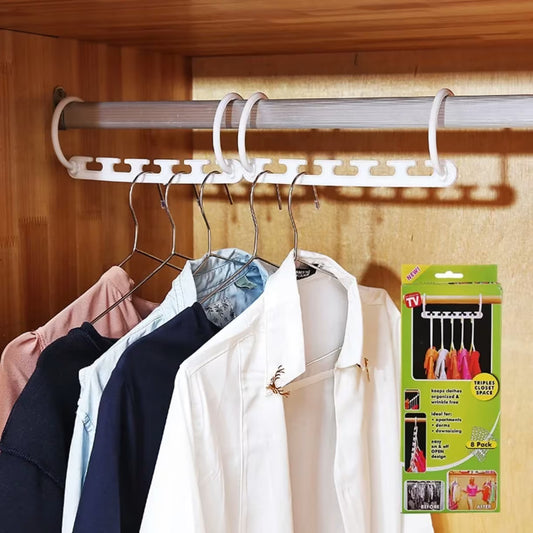 Beli organizator visi horizontalno na sipki ormara sa odecom i prikazanom ambalazom