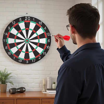 Muskarac igra pikado kod kuce zidna meta za relaksaciju zabavu i kucnu rekreaciju