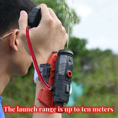 decak koji koristi ispaljivac vode na otvorenom sa dometom prskanja do deset metara sto omogucava aktivnu igru i trcanje