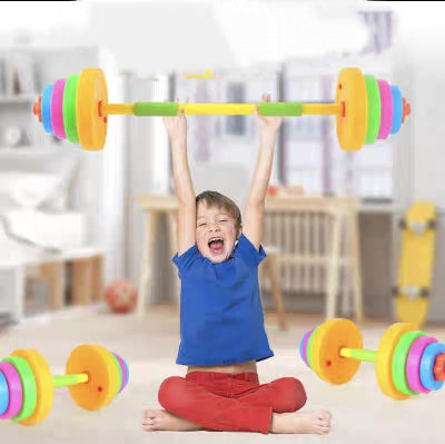 Dete se igra sa plastičnim tegom i bucicom decija fitnes oprema za razvoj motorike i snage