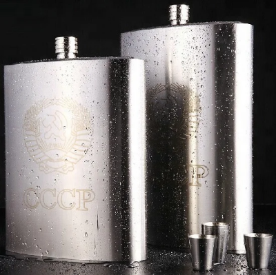 Retro dizajn velika i mala pljoska od nerdjajuceg celika sa gravurom i setom malih casica odlican kolekcionarski poklon