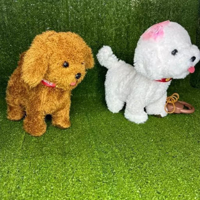 Dva interaktivna plisana psa za decu, jedan braon i jedan beli, na zelenoj povrsini. Psu set dolazi sa povocem, spreman za setnju i igru.