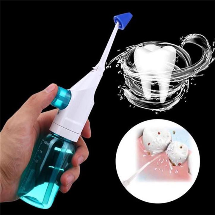 Irigator za zube u ruci tokom ispiranja desni i uklanjanja plaka snaznim mlazom vode