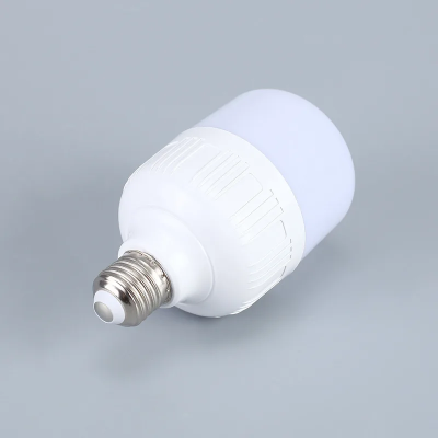 krupni plan stedljive led sijalice otpornog plasticnog kucista koja radi na jednosmernu struju niskog napona