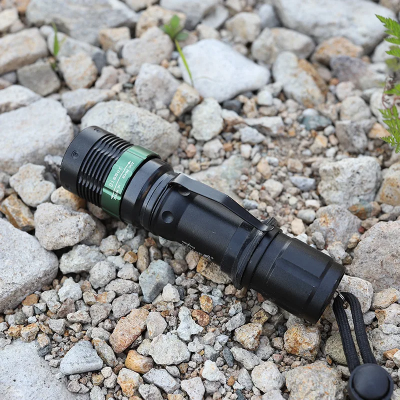 Robusna i izdrzljiva takticka lampa izradjena od aluminijumske legure otporna na padove i koriscenje u prirodi