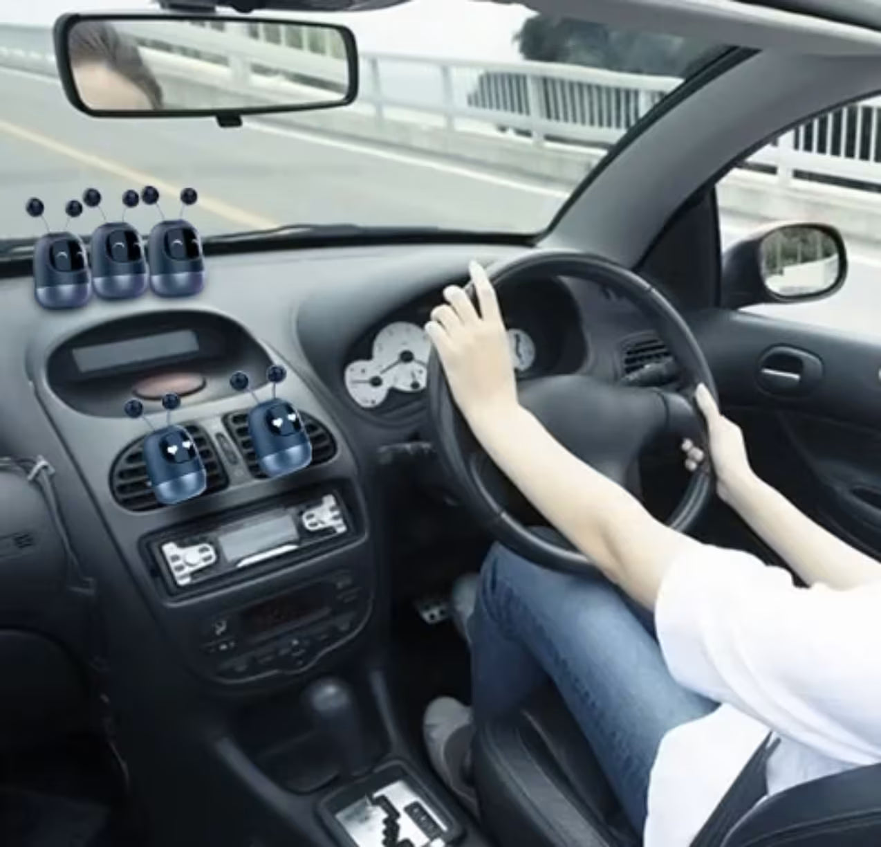 Pogled na tablu automobila tokom voznje gde je postavljeno vise malih crnih ukrasa
